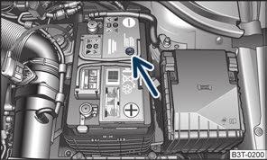 176 vpravo - alebo v ľavej bočnej schránke v batožinovom priestore Obr. 105. Akumulátor v motorovom priestore Odklopte kryt akumulátora v smere šípky 1, príp.