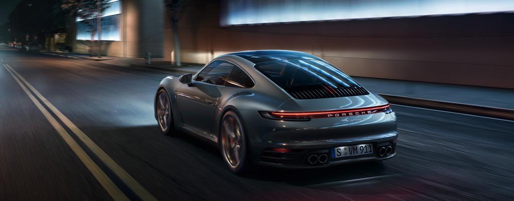 The main headlights of the new 911 Carrera S models are completely fitted with LED technology. For fast responsiveness and powerful illumination.
