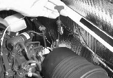 ÚDRŽBA MAZANIE MOTOR Každý deň skontrolujte hladinu motorového oleja. Po každých 100 hodinách prevádzky vymeňte motorový olej a olejový filter.