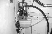 ÚDRŽBA Hydraulická nádrž so zdvíhaním zásobníka je umiestnená za priestorom zásobníka. Plniace veko je namontované na vrchnej časti nádrže.