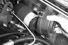ÚDRŽBA VZDUCHOVÝ FILTER Kryt vzduchového filtra motora má koncovú prachovku, gumovú prachovku a prvok vzduchového filtra typu suchej vložky.