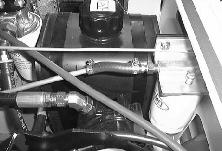 ÚDRŽBA PALIVOVÝ FILTER Vložka palivového filtra chráni motor pred nečistotami v palive. Filter sa nachádza v zadnej časti priestoru motora vedľa hydraulickej nádrže.