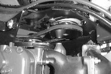 ÚDRŽBA REMEŇ HYDRAULICKÉHO ČERPADLA Pás hydraulického čerpadla poháňa hydraulické čerpadlo. Skontrolujte napnutie pásu a jeho opotrebovanie po každých 100 hodinách prevádzky.