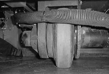 ÚDRŽBA BRZDY A PNEUMATIKY BRZDY Mechanická brzda sa nachádza na prednom kolese. Brzda je ovládaná nožným brzdovým pedálom, spojovacími tyčami a káblom.