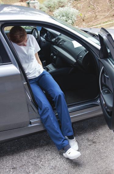 Pri usedanju v avto se s hrbtom pomaknete proti sedežu, z eno roko se oprete na sedež ali okvir vrat, z drugo roko na armaturno ploščo - ne opirajte se na odprta vrata. 2.