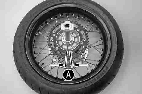 103) Check rubber dampers of the rear hub for damage and wear.» If the rubber dampers of the rear hub are damaged or worn: Change all rubber dampers in the rear hub.