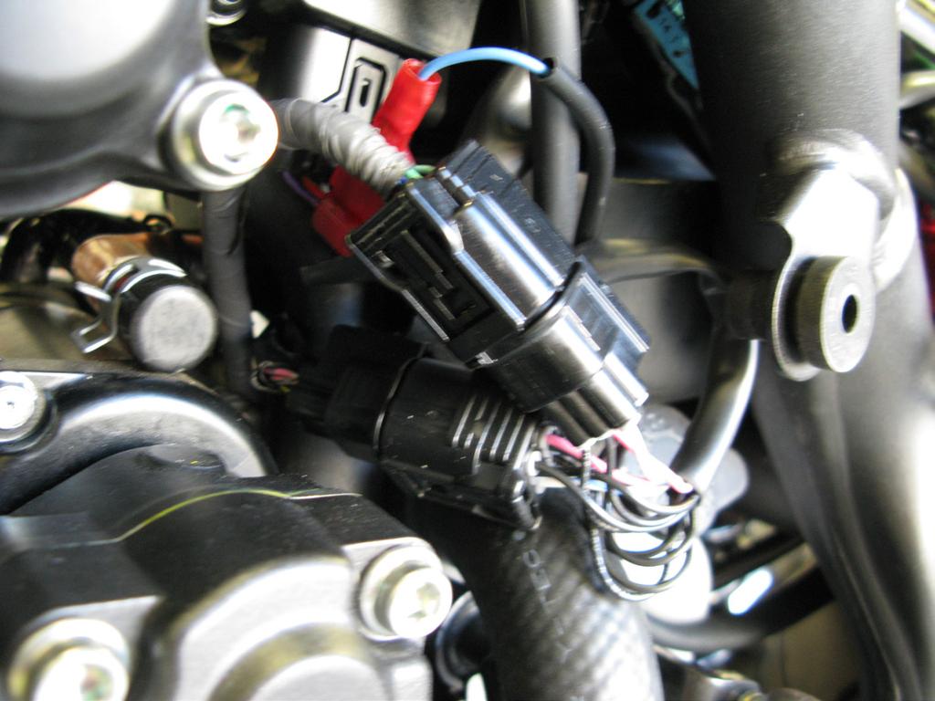 7>CONNECT (CONT.) 7.2 1. Locate the factory speed connectors found behind the radiator hose (which is behind the starter motor). 2.