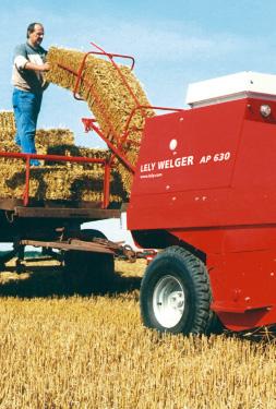 Foldable bale chute The bale chute and the trailer hitch allow swift clearance of fields.