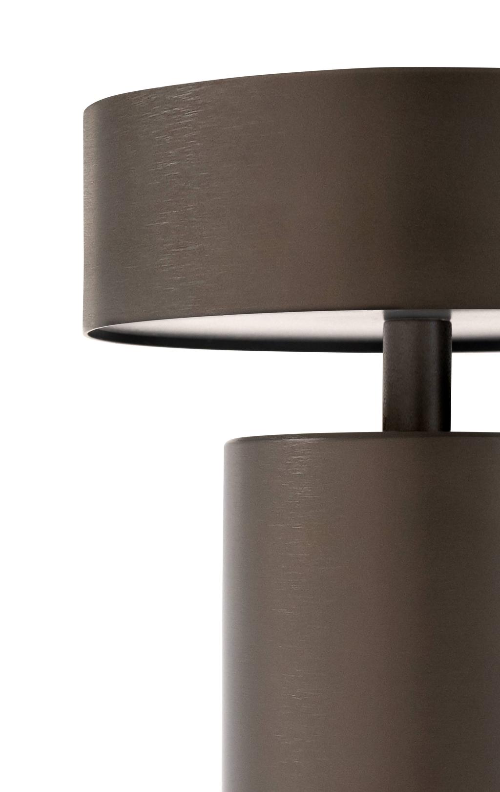 COLUMN TABLE LAMP Category: LED Lamp Aluminum, ABS, LED, 3,2 W Color: Bronze Battery Time: 9 hours Colli: 1 Gross Weight: 0,749 Volume: 0,0072 H: 17,5 cm, Ø: 12 cm 17,5 cm THE LED LIGHTBULB PRODUCES