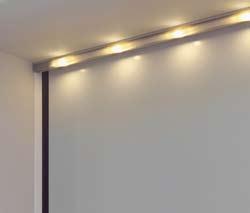 Izbirate lahko med toplo ali nevtralno belo svetlobo in se odločite, če boste LED svetlobno letev montirali na preklado (slika desno) ali na spodnji rob vratnega