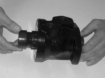 Mount the check valves () in their bores and fit them with a light blow of a plastic hammer. Remember new O-rings! F30 577 3.
