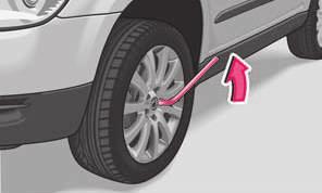 Wheel bolts with caps Wheel trim caps Fig. 180 Pulling off wheel trim cap on light alloy wheels Pulling off Carefully remove the wheel trim cap using the wire clamp fig. 180. Slackening and tightening wheel bolts Slacken the wheel bolts before jacking up the vehicle.