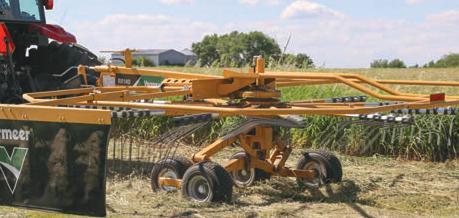 With 11 arms, each equipped with four double tines, the RR140 is gentle on the crop and allows for air flow through the windrows for quicker dry down.