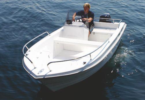 4,8 m - Beam: 1,8 m Boat