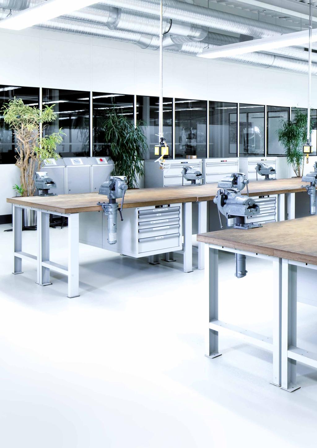 Workbenches WELL ORGANISED Thanks to the wide range of combination options, each workstation can be individually equipped with LISTA workbenches to optimise space.