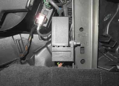 iginal vehicle hole, nut 3 CCL Gateway socket Installing CCL Gateway 3 7