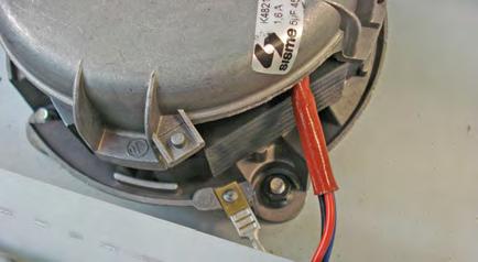 Remove the nut and washer on the fan blade and remove the fan blade with the help of the puller. 4.