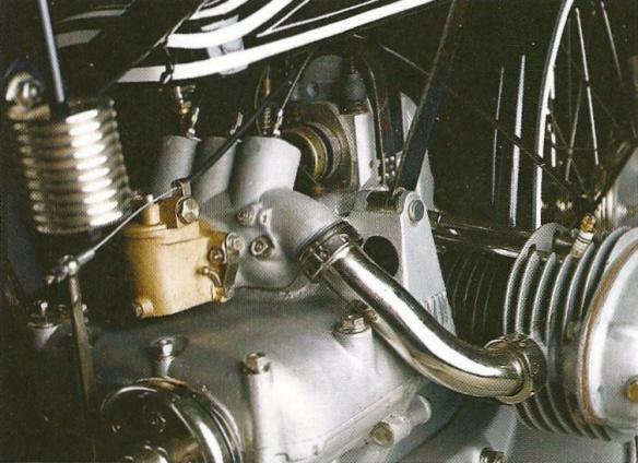 BMW MOTORY DO JEDNOSTOPOVÝCH VOZIDIEL Zvláštnosťou tohto motora bol karburátor. Karburátor mal na každom valci vlastné šupátko, ktoré dávkovalo rozličné množstvo palivovej zmesi.