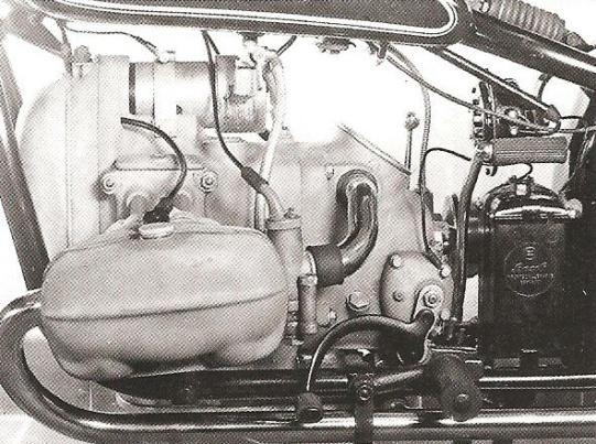 BMW MOTORY DO JEDNOSTOPOVÝCH VOZIDIEL Obr. 3.31 Valec a hlava valca naklonená o 5 [2, s. 217] 3.4.7 M275/2 V roku 1941 bol uvedený do prevádzky motocykel s postranným vozíkom, typ BMW R 75.