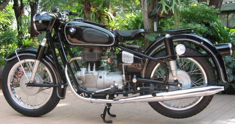 Paralelne s výrobou motocykla BMW R 25/3 prebiehala od roku 1956 aj výroba motocykla BMW R 26, do ktorého bol montovaný motor M224/5. Kompresný pomer sa zvýšil na 7,5:1.