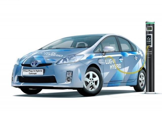 Prius Plug-in Hybrid ponúka o 30 % nižšiu kombinovanú spotrebu paliva v porovnaní s modelom Prius 2,6 l/100 km. Emisie CO2 sú 59 g/km.