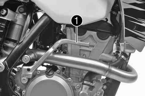 The neutral or idle position is between the first and second gears. B00281-10 (XC F) The gear positions can be seen in the photograph.