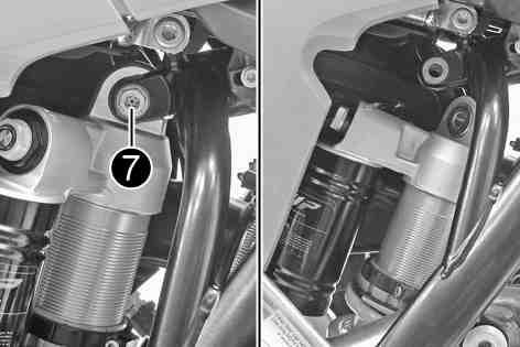 Turn the shock absorber toward the rear and remove the exhaust manifold.