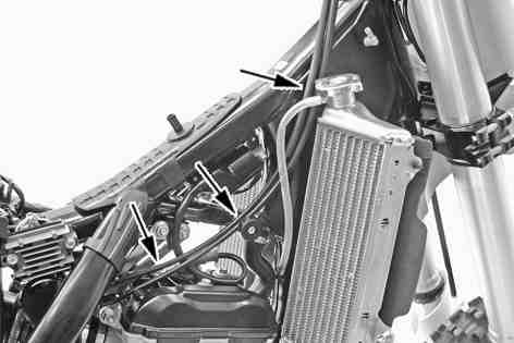 » If the swingarm shows signs of damage, cracking, or deformation: Change the swingarm.x A damaged swingarm must always be changed.