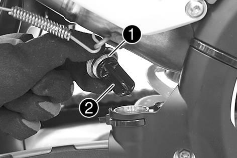 12 BRAKE SYSTEM 68 Stand the vehicle upright. Remove screw cap with membrane and the O-ring.