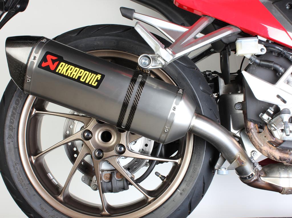 Align the muffler in respect to the motorcycle, tighten the carbon fiber clamp
