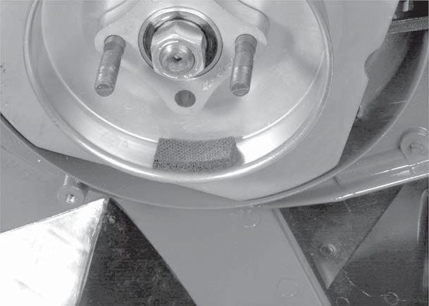 The fl ywheel must be installed with the side that looks like / of a pulley facing the brake drum (Fig. 94).