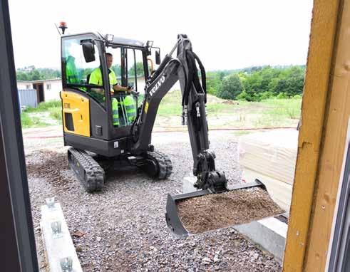 The machine design ensures that the right frame corner, swing post and cylinder stay within the tracks, resulting in maximum visibility and a reduced risk of machine damage when working