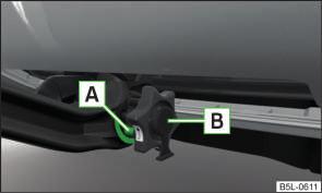 Check proper fitting Removing the ball rod Fig. 131 Check that the tow bar is attached properly on page 152. Check that the tow bar is fitted properly before each use. Check the following points.