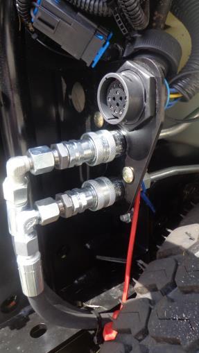 Connect the two hoses with the quick-release couplings on the rear hydraulics.