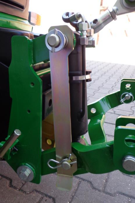Technical data and accessories 3. Drive slowly toward the implement until the coupling triangle of the tractor is under the coupling triangle of the implement. 4.