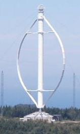 Glavni skupini, po kateri delimo vetrne turbine glede na postavitev glavne osi, sta: - vetrne turbine z vertikalno osjo delovanja (VAWT) - vetrne turbine z horizontalno osjo delovanja (HAWT) Pri