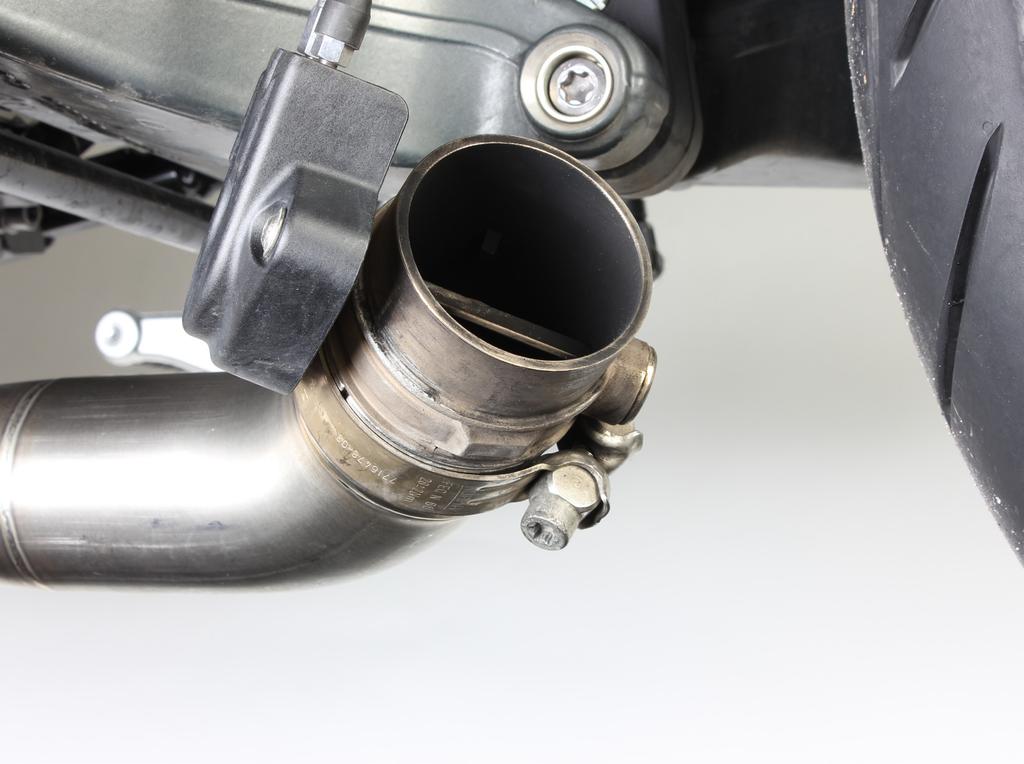 7. Correctly position and slide the stock exhaust valve onto Akrapovič collector.