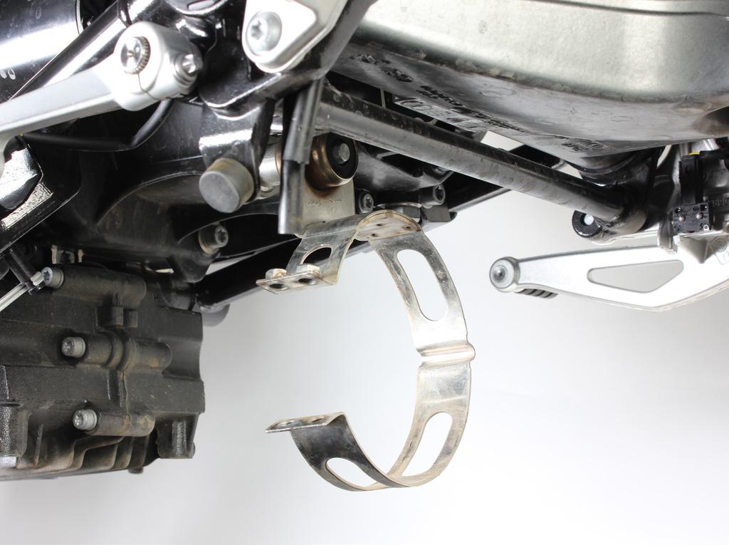 www.akrapovic.com 6. Carefully remove the header s clamp off the motorcycle (Figure 5).