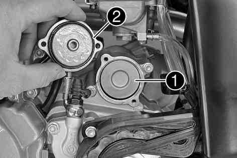 Thoroughly clean parts and sealing surface. 13.110 Installing the oil filter x 600688-10 Lay the motorcycle on its side and fill the oil filter housing to about ⅓ full with engine oil.