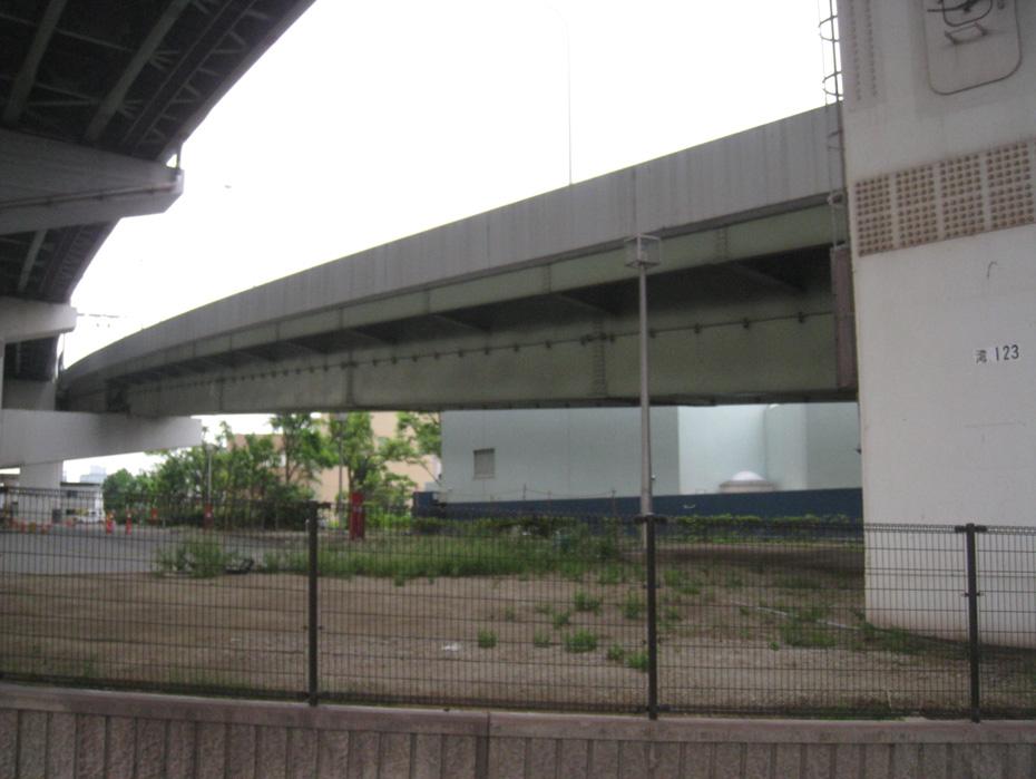 been widely investigated. Effects of vehicle load on a girder viaduct for urban expressway using dynamic response analysis are investigated (Kameda et al. 1999, Kim et al. 2011).