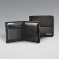 Perforations inspired by the design of the Original vehicle interior leather. Four credit card slots.