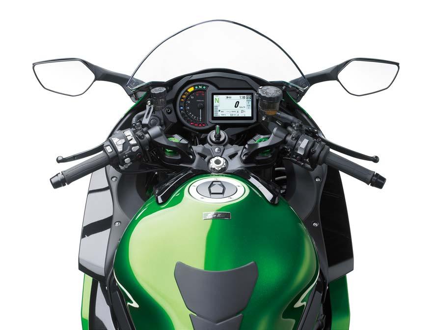 With the standard screen, the rider can escape any head buffeting by leaning forward slightly; on the SE model a large windscreen further protects the rider from