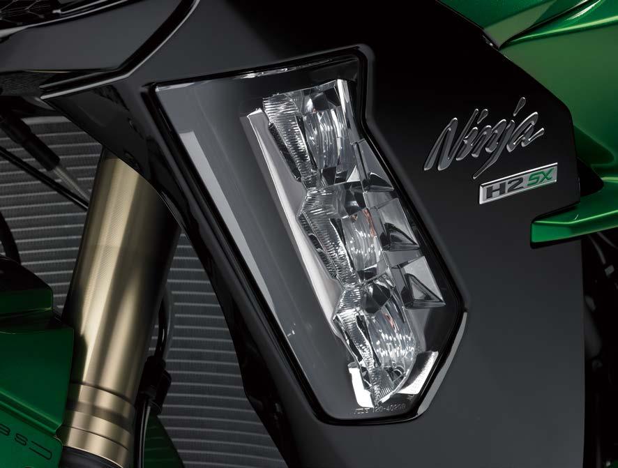 TECHNICAL DETAILS: CHASSIS * Bright, compact LED headlamp, styled after that of the Ninja H2, is positioned low, at the front of the upper cowl, contributing to the cowl s intense design.