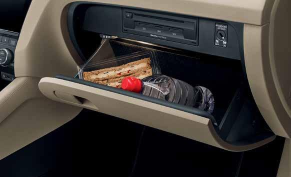 24 SPACE IN EVERY PLACE SUNGLASSES COMPARTMENT This practical compartment located above the interior rear-view mirror is within the