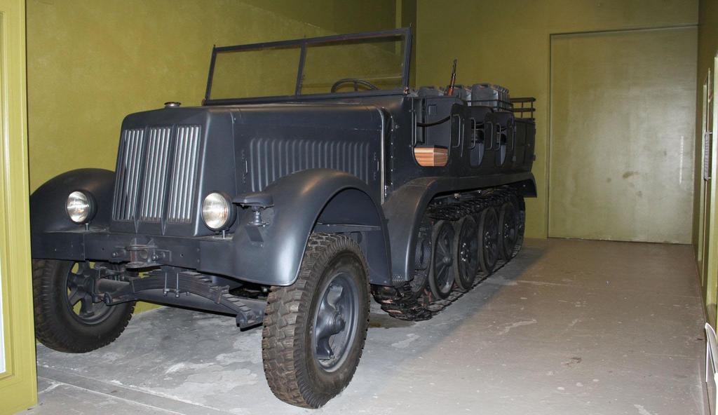 Surviving SdKfz.7 Last update: 18 November 2017 Listed here are the SdKfz.7 that still exist today. November 2010 - http://www.