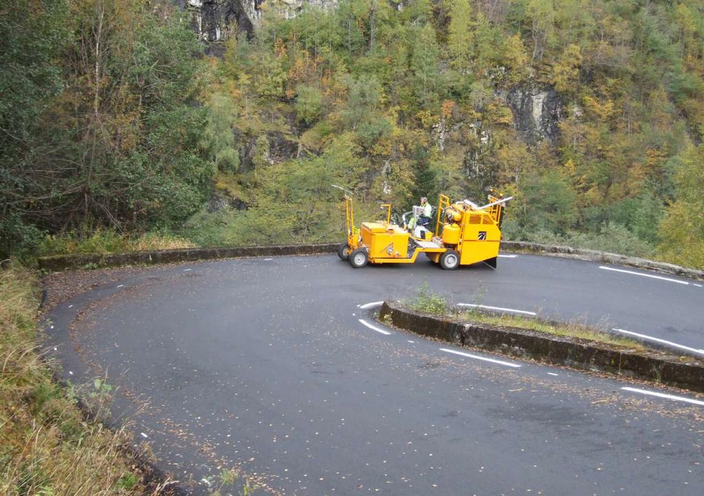 BORUM MASTER 5000 DL MARKING ON A STEEP MOUNTAIN ROAD IN