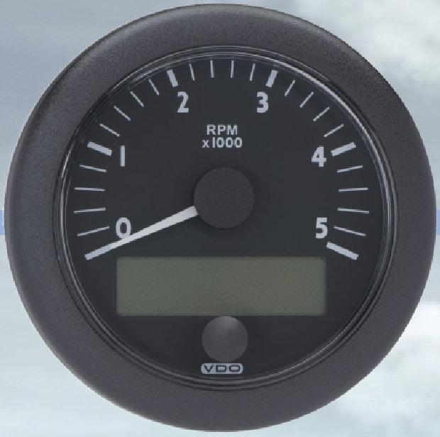 The main element and information powerhouse is a ultifunctional tachometer with direct access to the