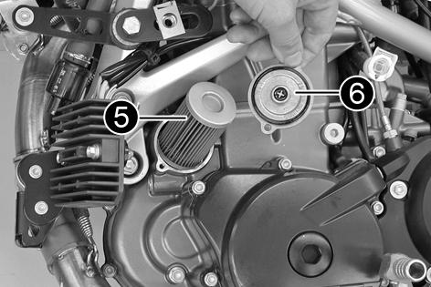 Remove the screw cap on the clutch cover and fill up with engine oil. Engine oil 2.2 l (2.32 qt.) Engine oil (SAE 10W/60) ( P. 96) Engine oil (SAE 20W/60) ( P. 97) Mount and tighten screw cap.