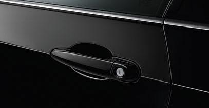 To unlock the doors, it is only necessary to touch the handles or the tailgate button.