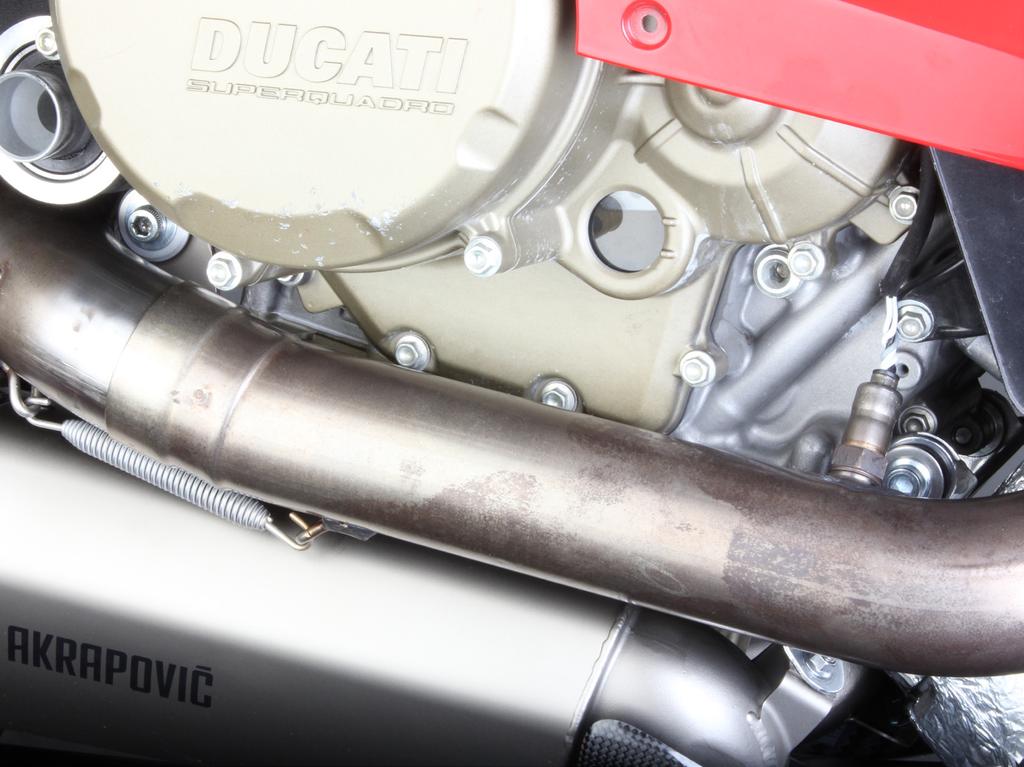 place! INSTALLATION TIP: coat the interior side of the inlet bush of the muffler with Akrapovič ceramic anti-seizing grease (white tube).
